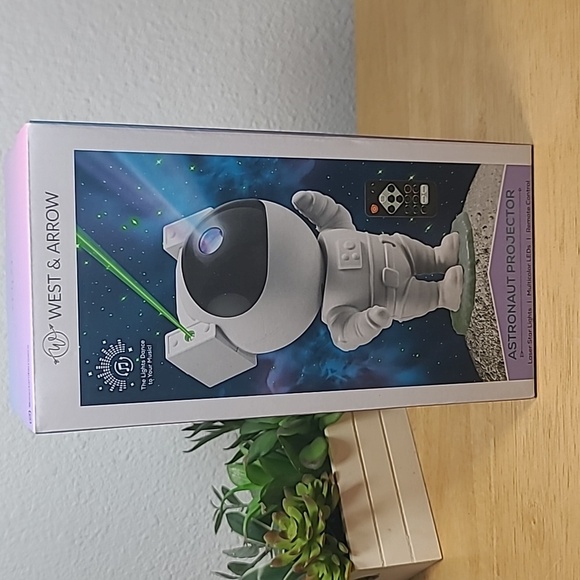 West & Arrow Astronaut Projector with dancing lights to music - Picture 1 of 8